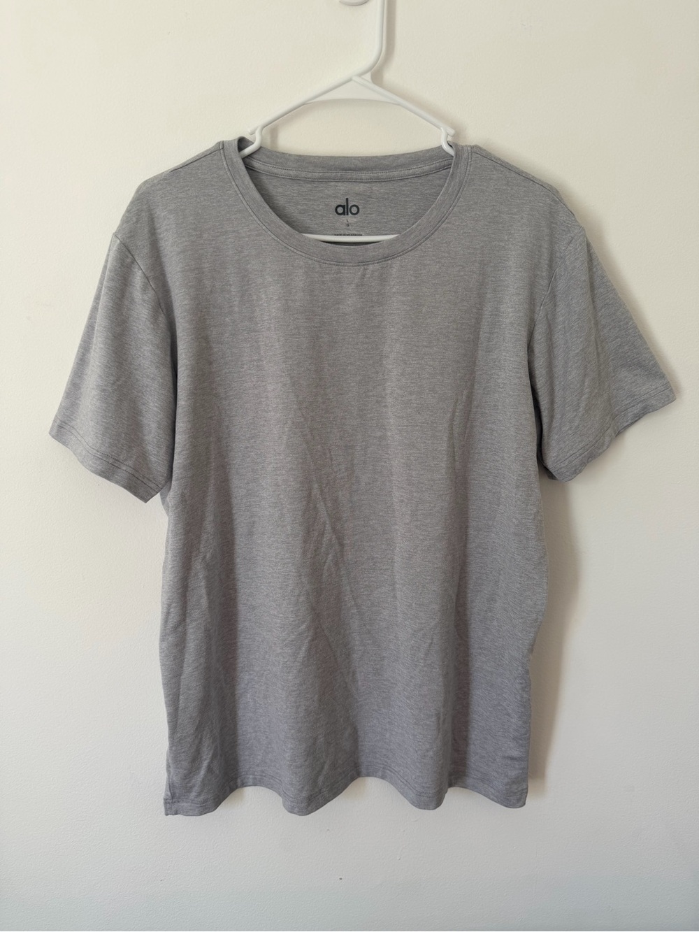 ALO Yoga Men's Short Sleeve Crew Neck T-Shirt in Light Gray